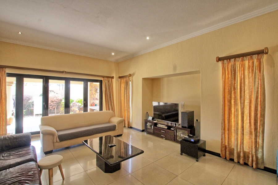 6 Bedroom Property for Sale in Lonehill Gauteng