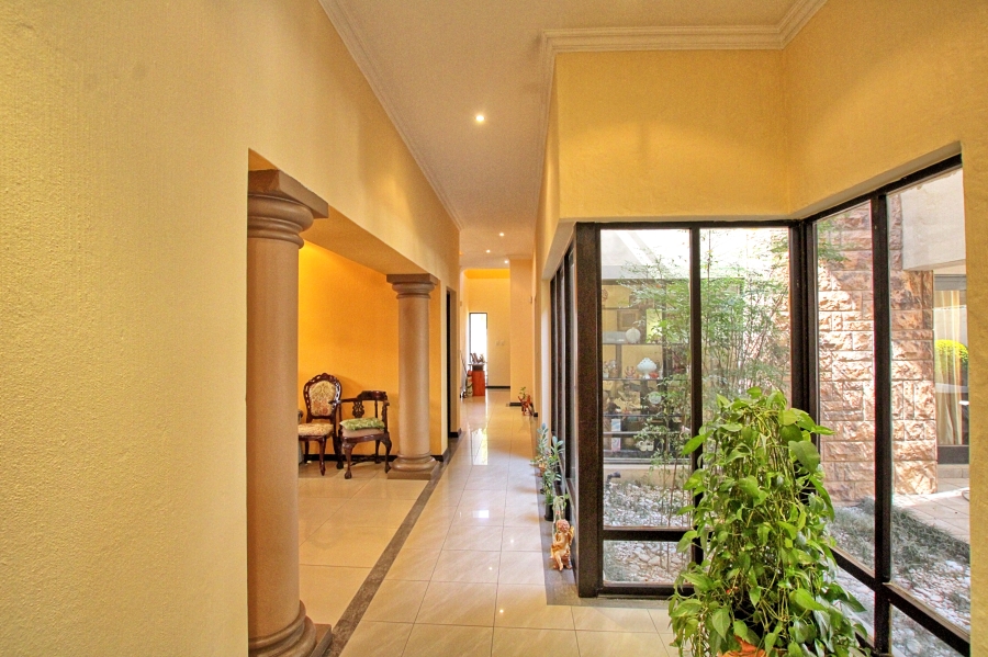 6 Bedroom Property for Sale in Lonehill Gauteng