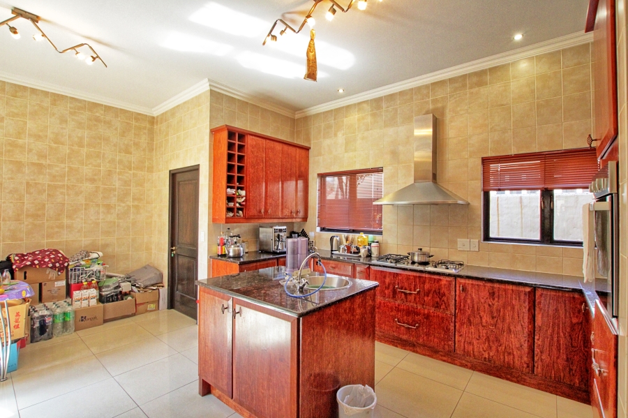 6 Bedroom Property for Sale in Lonehill Gauteng