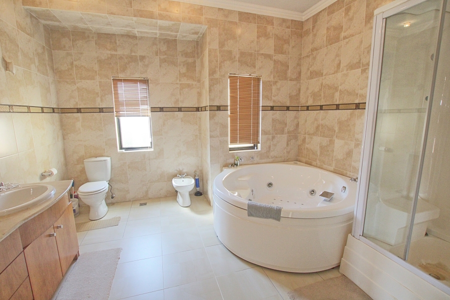 6 Bedroom Property for Sale in Lonehill Gauteng