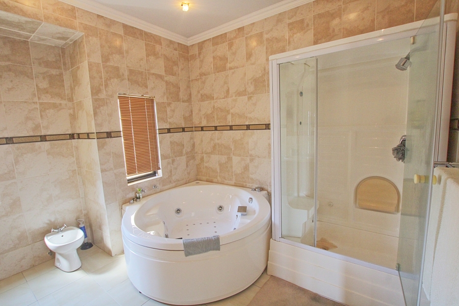 6 Bedroom Property for Sale in Lonehill Gauteng