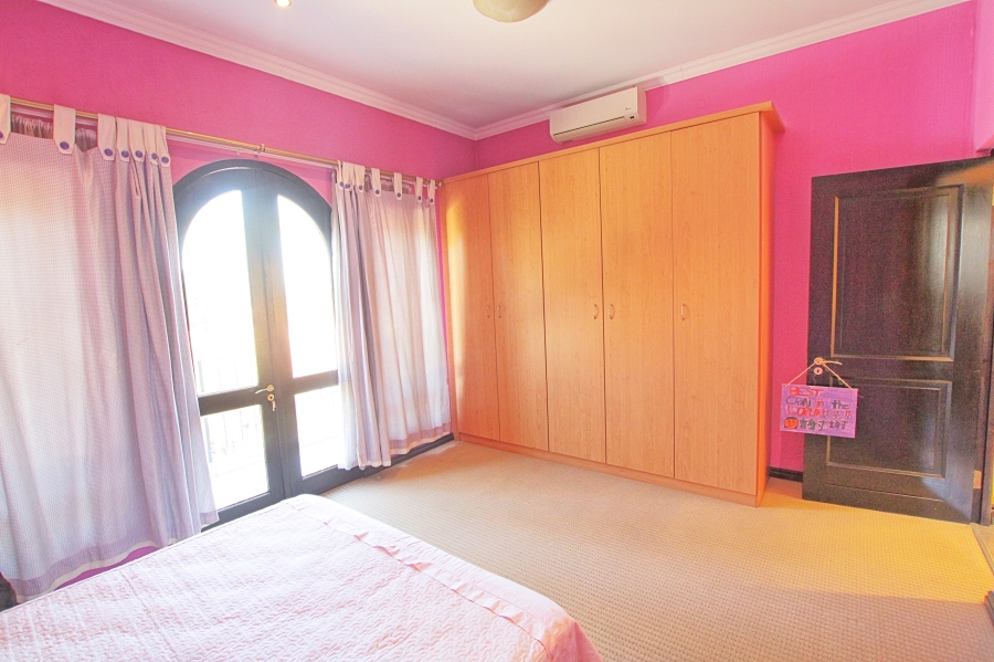 6 Bedroom Property for Sale in Lonehill Gauteng