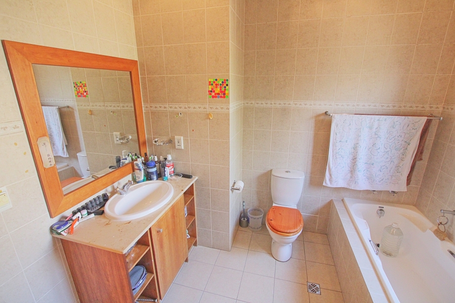 6 Bedroom Property for Sale in Lonehill Gauteng
