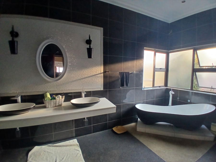 5 Bedroom Property for Sale in Blue Valley Golf Estate Gauteng