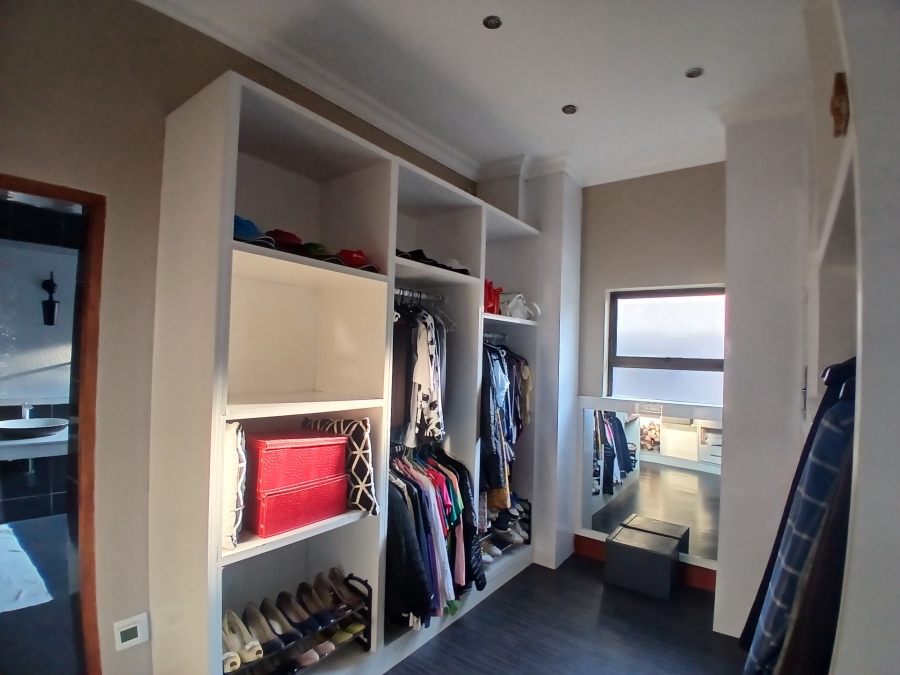 5 Bedroom Property for Sale in Blue Valley Golf Estate Gauteng