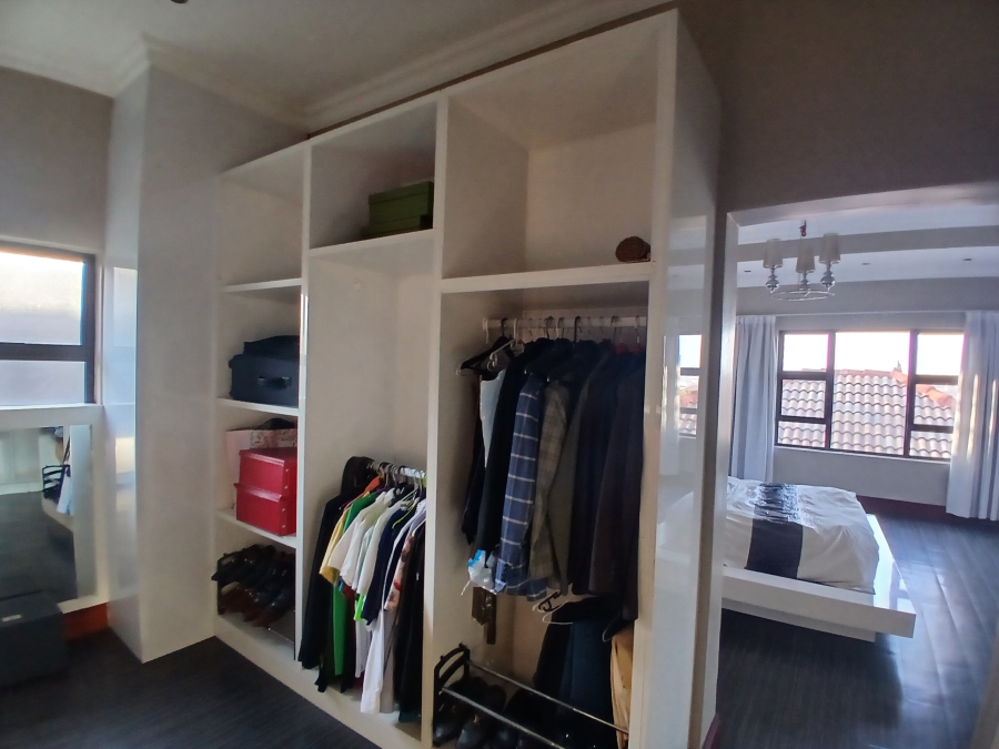 5 Bedroom Property for Sale in Blue Valley Golf Estate Gauteng