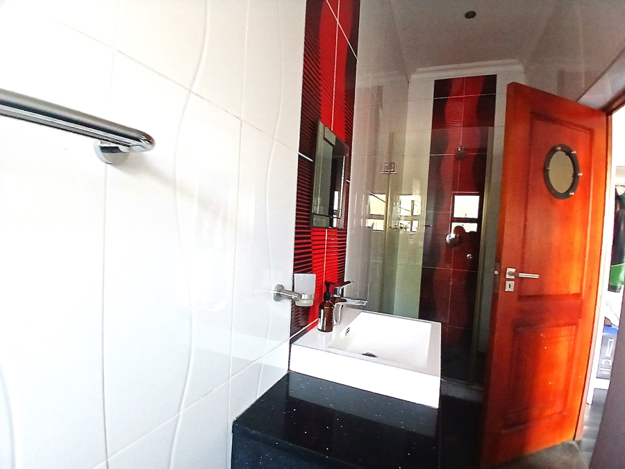 5 Bedroom Property for Sale in Blue Valley Golf Estate Gauteng
