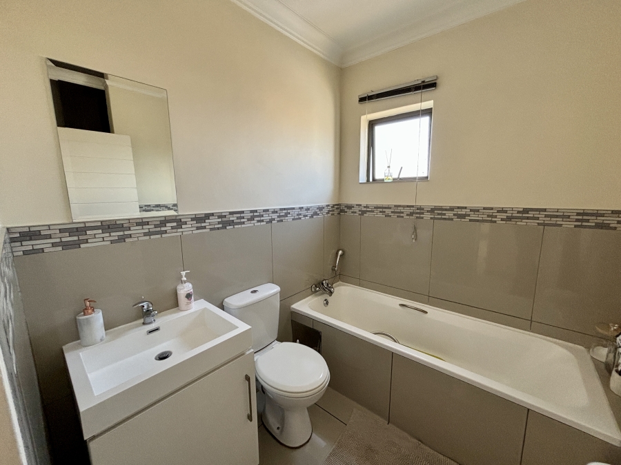 To Let 3 Bedroom Property for Rent in Barbeque Downs Gauteng
