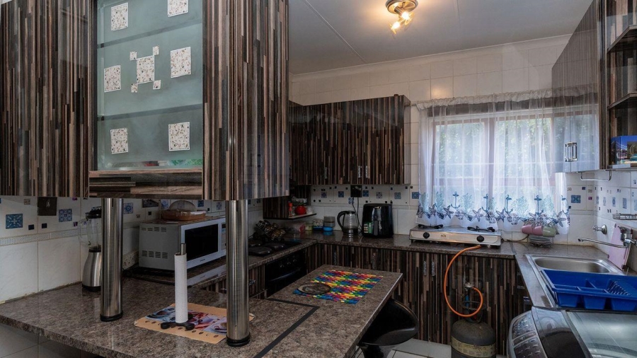 2 Bedroom Property for Sale in Glen Marais Gauteng