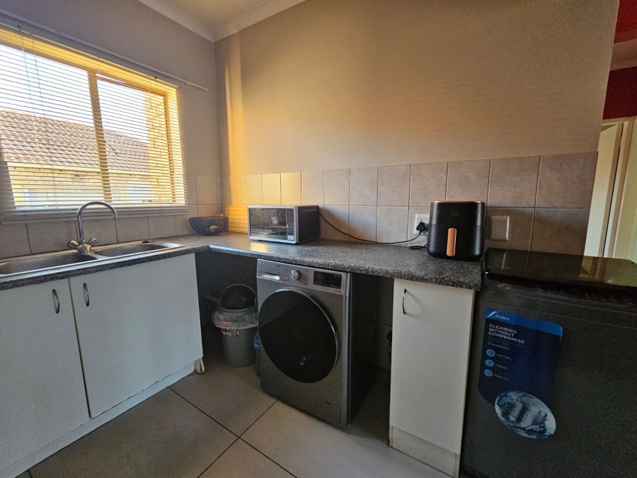 To Let 2 Bedroom Property for Rent in Greenhills Gauteng