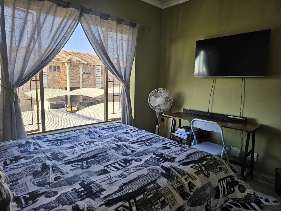 To Let 2 Bedroom Property for Rent in Greenhills Gauteng