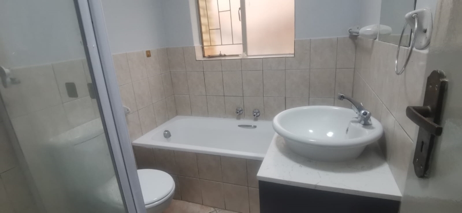 To Let 2 Bedroom Property for Rent in Greenhills Gauteng