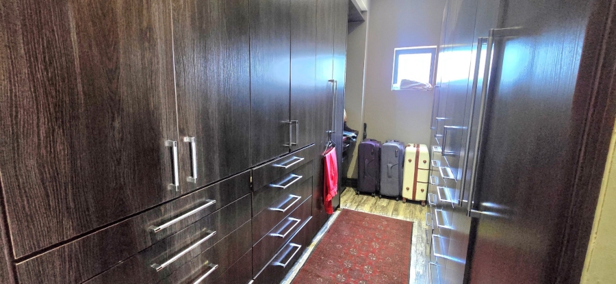 6 Bedroom Property for Sale in Midlands Estate Gauteng