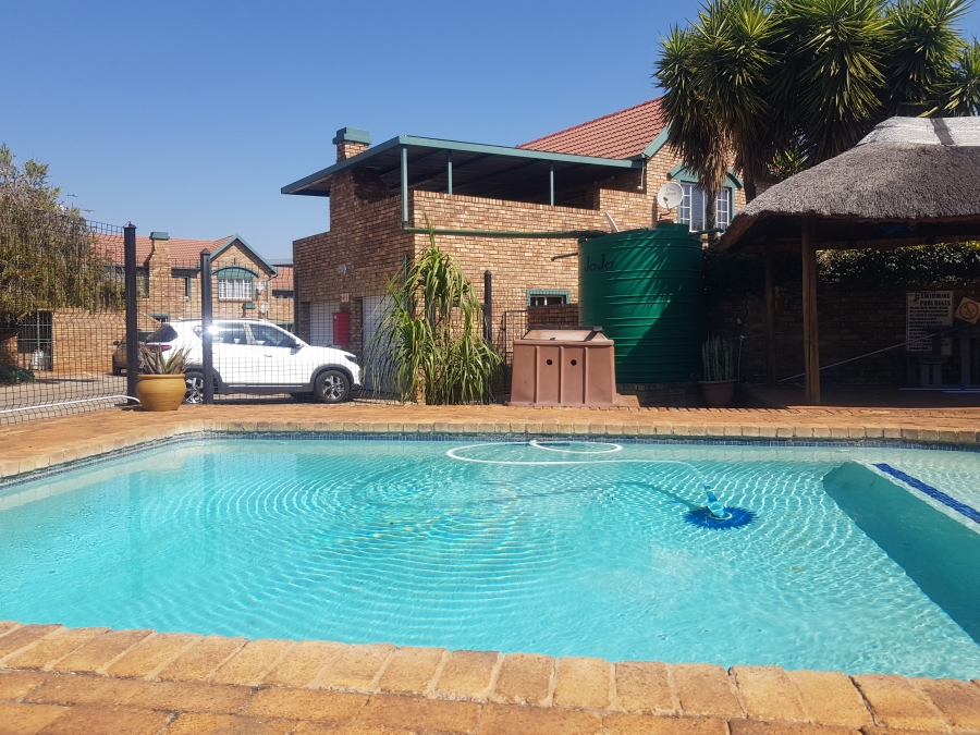 3 Bedroom Property for Sale in Die Hoewes Gauteng