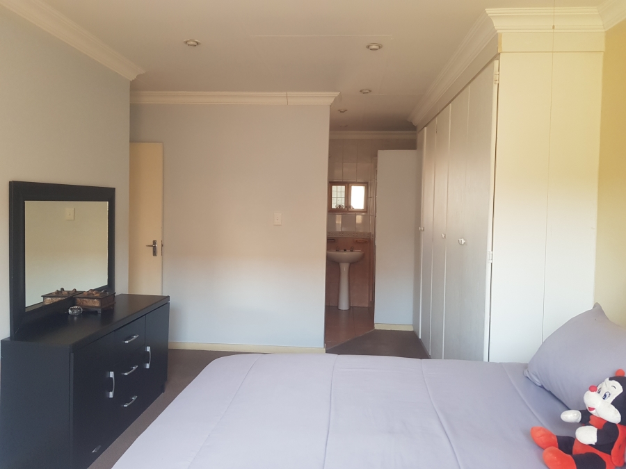 3 Bedroom Property for Sale in Die Hoewes Gauteng