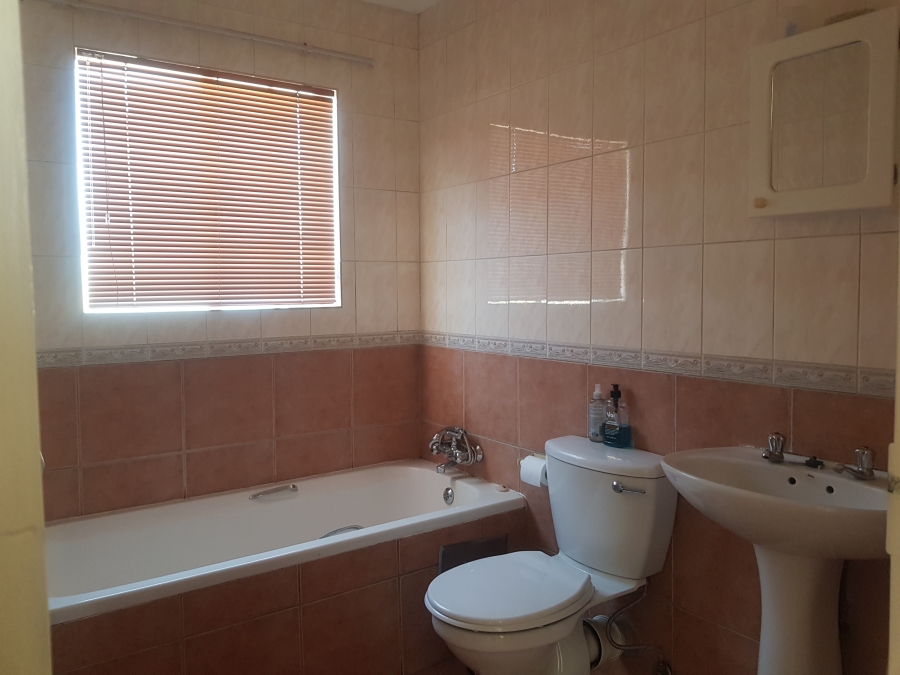 3 Bedroom Property for Sale in Die Hoewes Gauteng
