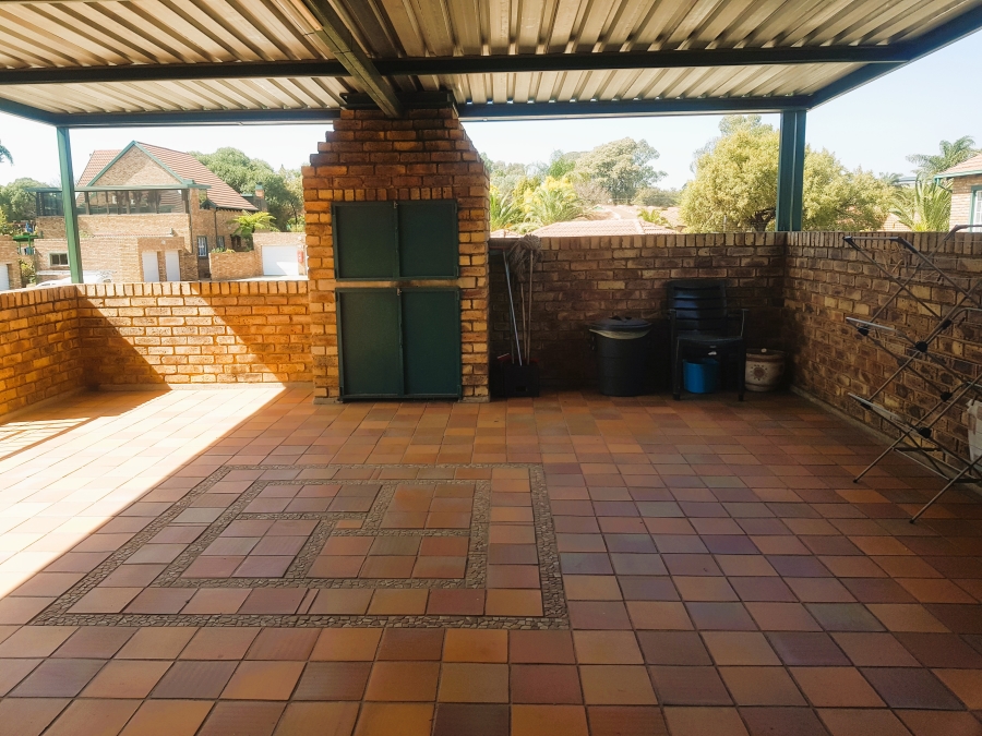 3 Bedroom Property for Sale in Die Hoewes Gauteng