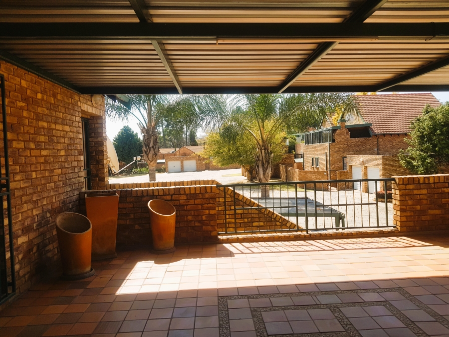 3 Bedroom Property for Sale in Die Hoewes Gauteng
