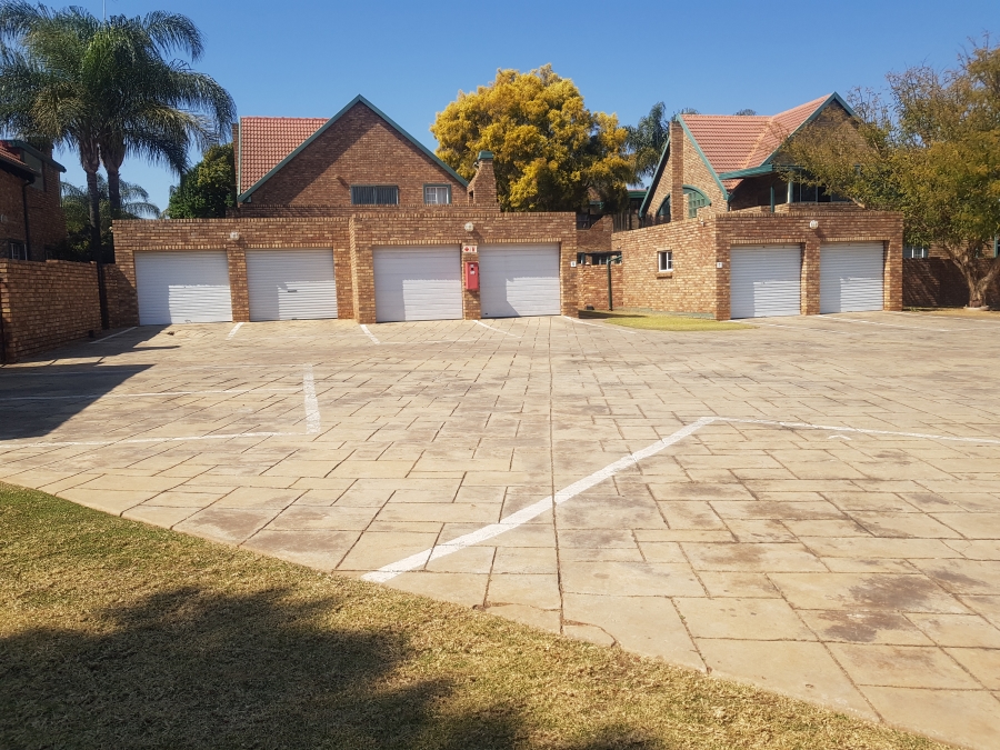3 Bedroom Property for Sale in Die Hoewes Gauteng