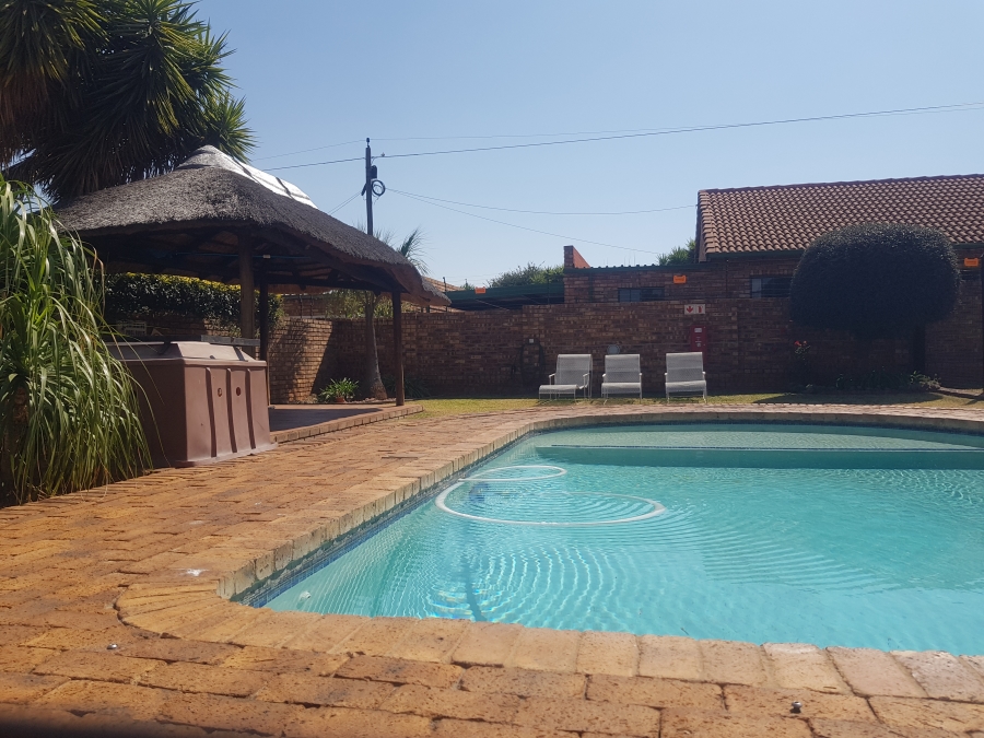 3 Bedroom Property for Sale in Die Hoewes Gauteng