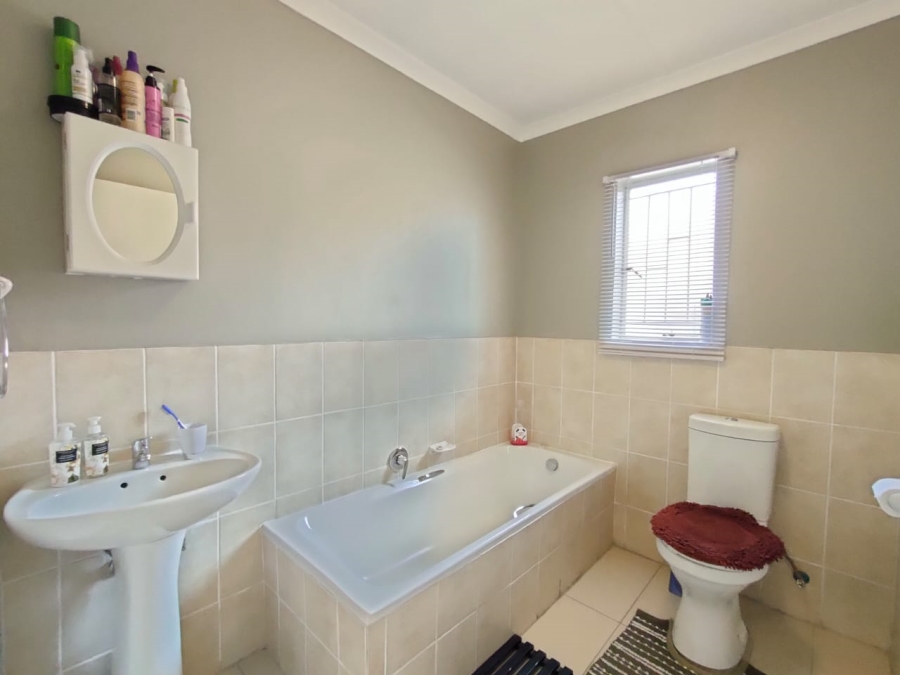 3 Bedroom Property for Sale in Kosmosdal Gauteng