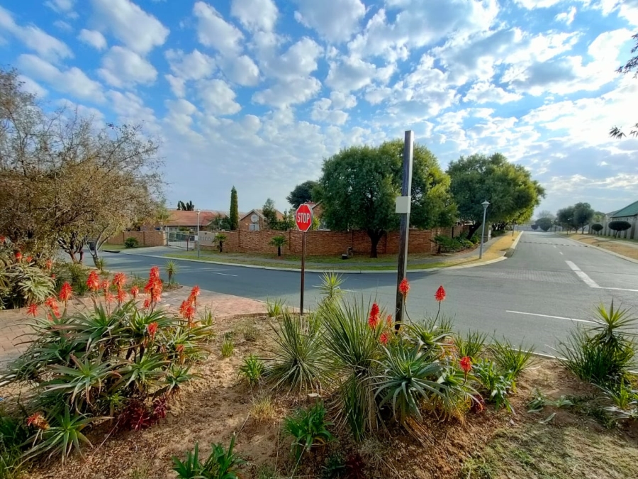 3 Bedroom Property for Sale in Kosmosdal Gauteng