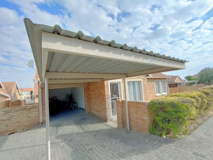 3 Bedroom Property for Sale in Kosmosdal Gauteng