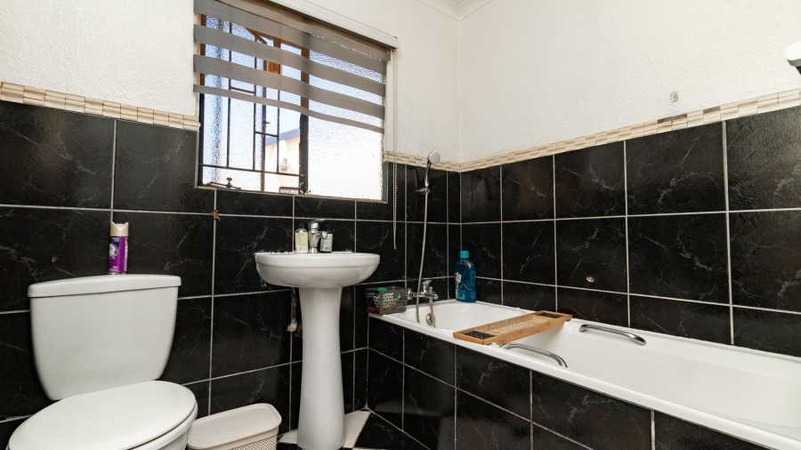 4 Bedroom Property for Sale in Crystal Park Gauteng