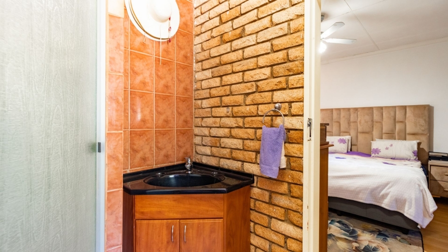 4 Bedroom Property for Sale in Crystal Park Gauteng