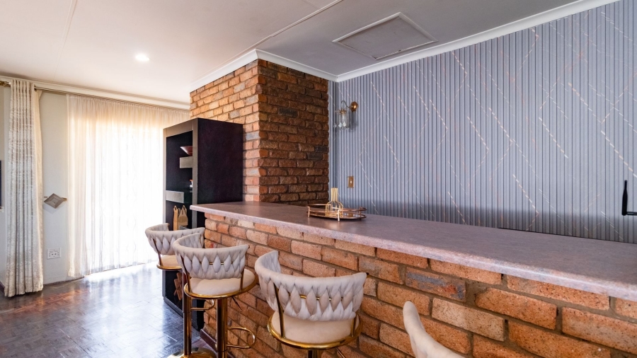 4 Bedroom Property for Sale in Crystal Park Gauteng