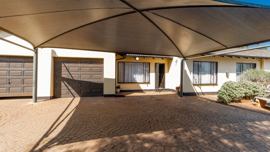 4 Bedroom Property for Sale in Crystal Park Gauteng