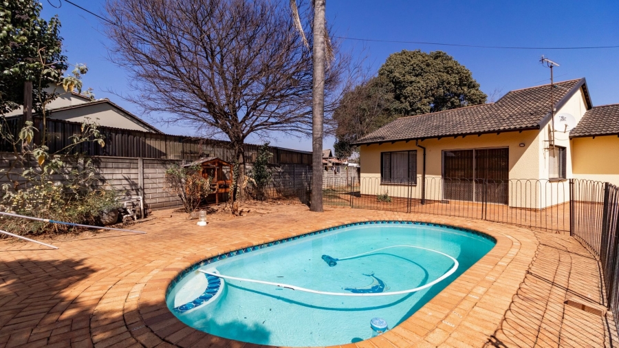 4 Bedroom Property for Sale in Crystal Park Gauteng