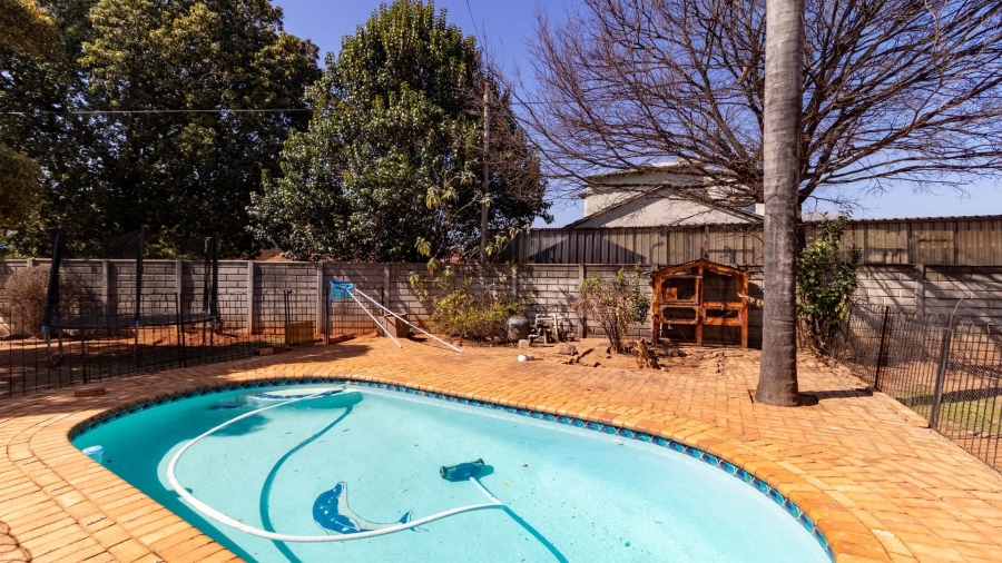 4 Bedroom Property for Sale in Crystal Park Gauteng