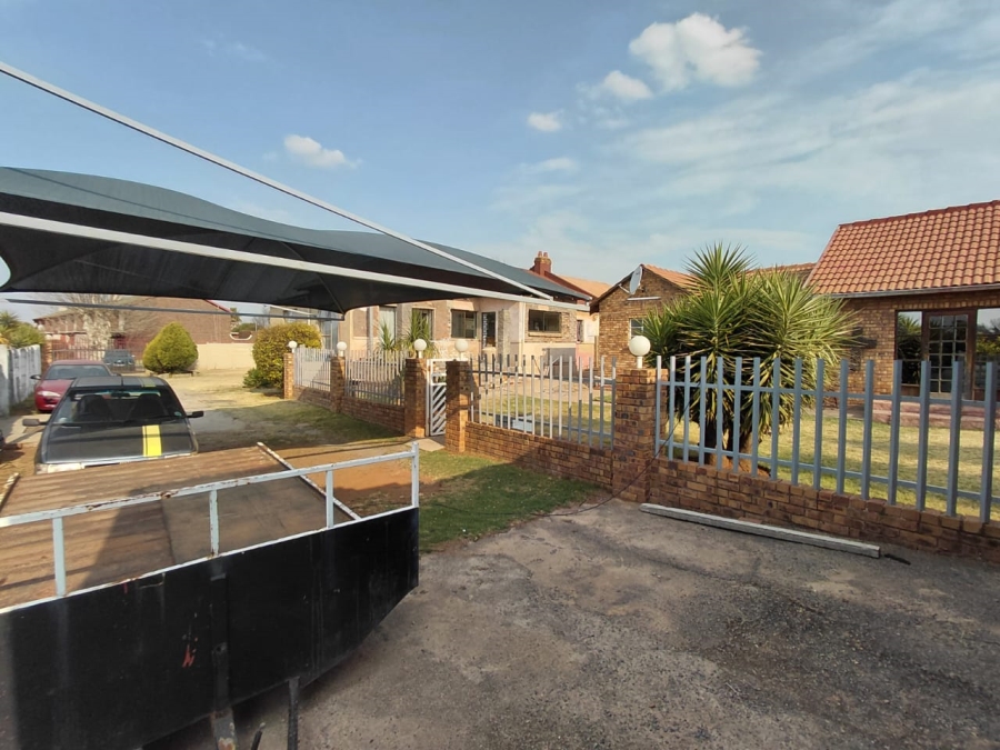 5 Bedroom Property for Sale in East Geduld Gauteng