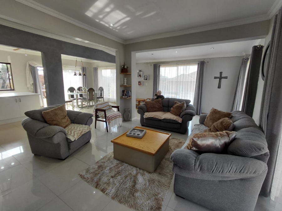 5 Bedroom Property for Sale in East Geduld Gauteng