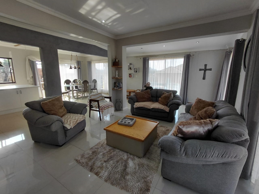 5 Bedroom Property for Sale in East Geduld Gauteng