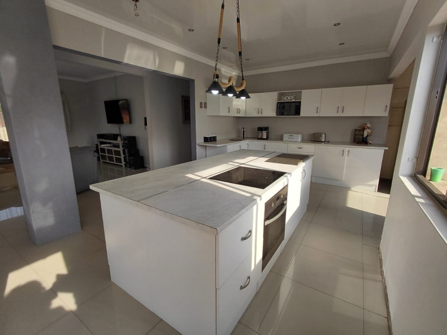 5 Bedroom Property for Sale in East Geduld Gauteng