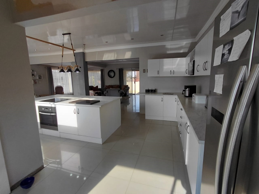 5 Bedroom Property for Sale in East Geduld Gauteng