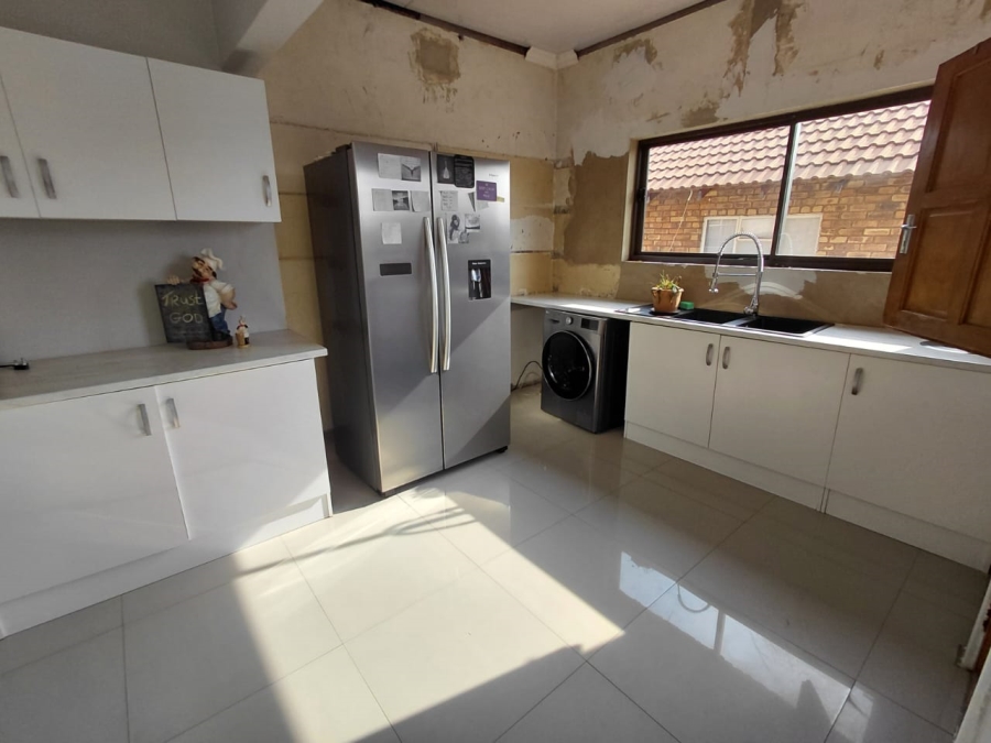 5 Bedroom Property for Sale in East Geduld Gauteng