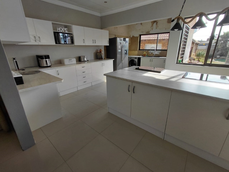 5 Bedroom Property for Sale in East Geduld Gauteng