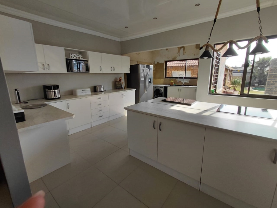 5 Bedroom Property for Sale in East Geduld Gauteng