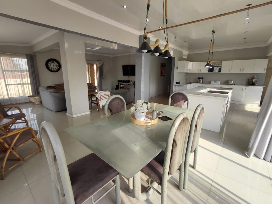 5 Bedroom Property for Sale in East Geduld Gauteng