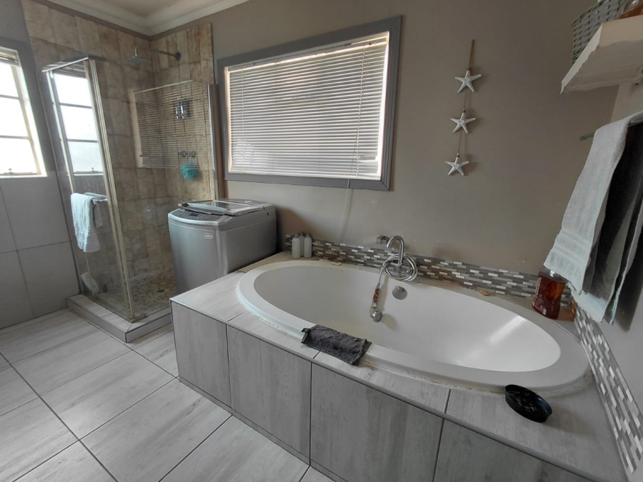 5 Bedroom Property for Sale in East Geduld Gauteng
