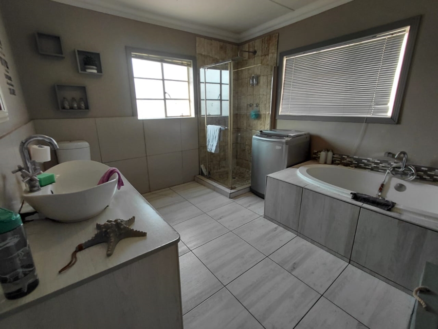 5 Bedroom Property for Sale in East Geduld Gauteng