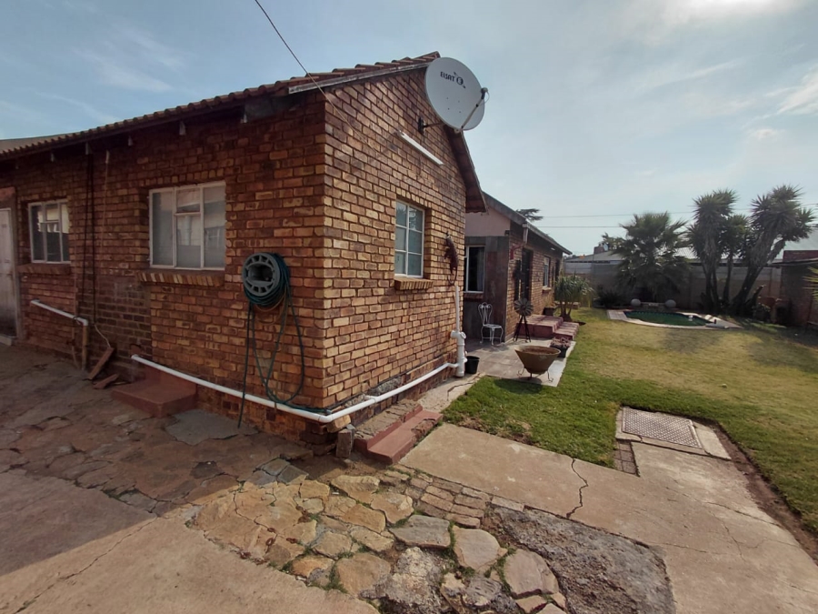 5 Bedroom Property for Sale in East Geduld Gauteng