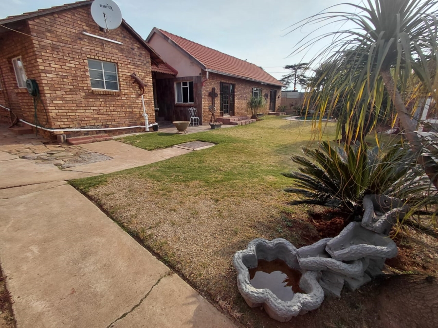 5 Bedroom Property for Sale in East Geduld Gauteng