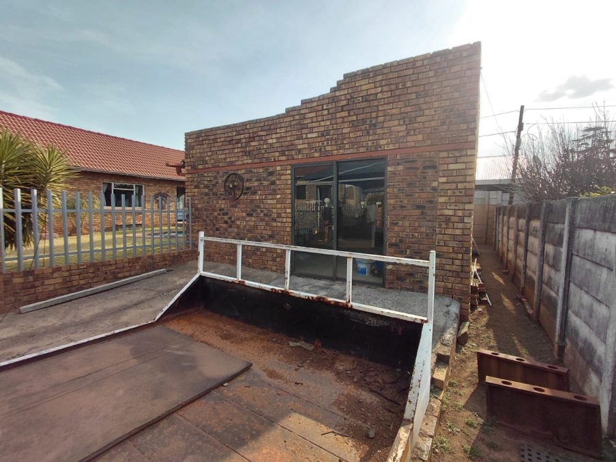 5 Bedroom Property for Sale in East Geduld Gauteng