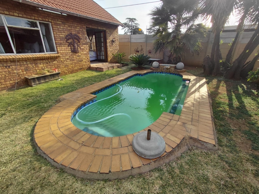5 Bedroom Property for Sale in East Geduld Gauteng