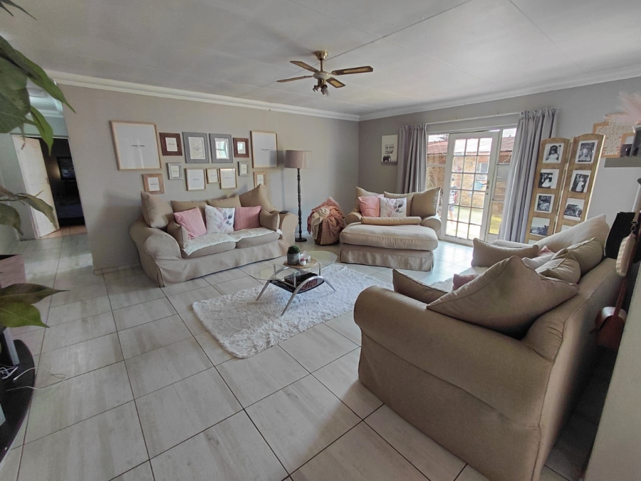 5 Bedroom Property for Sale in East Geduld Gauteng