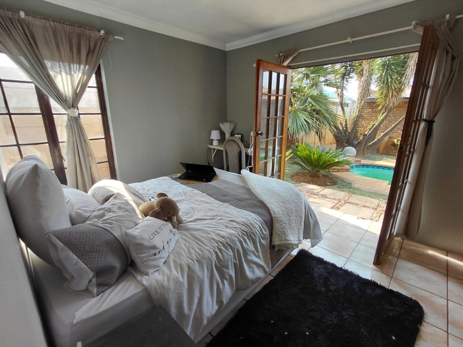 5 Bedroom Property for Sale in East Geduld Gauteng